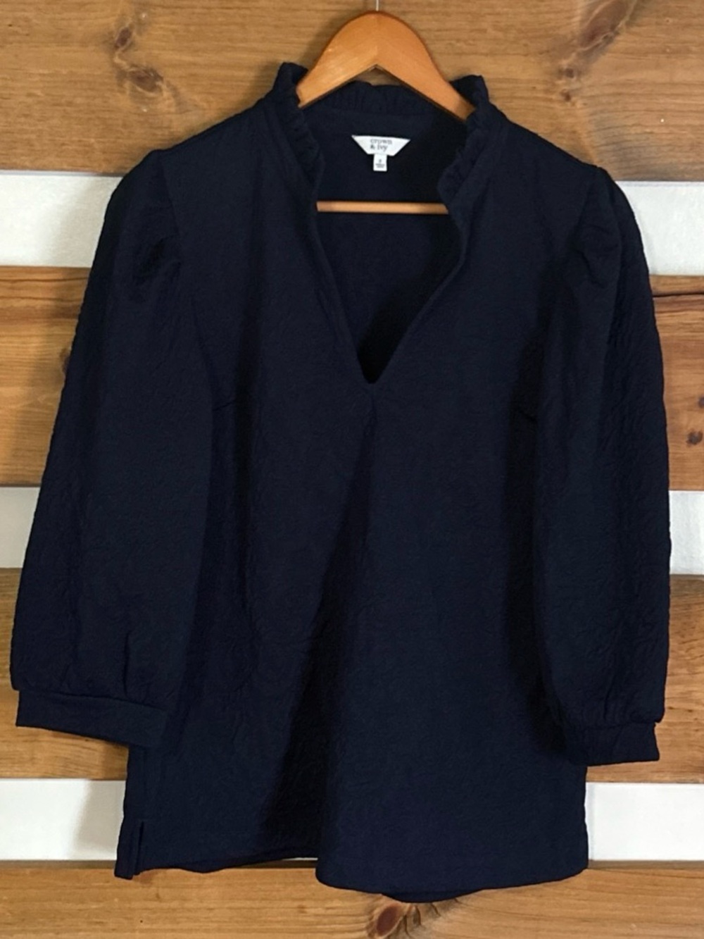 Crown & Ivy Textured Floral Accent Solid Navy V-Neck 3/4 Sleeve Blouse Size S